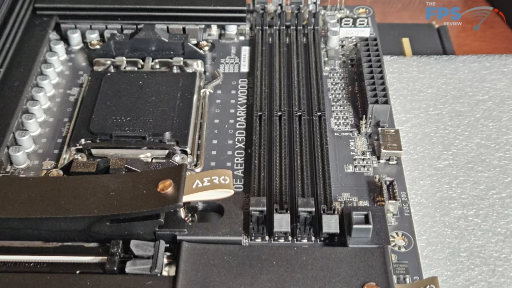 GIGABYTE X870E AERO X3D DARK WOOD motherboard: RAM slots